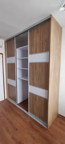 Šatníková skriňa na mieru, trojdverová s kombinovanou výplňou dverí v dekore orech