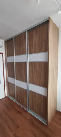 Šatníková skriňa na mieru, trojdverová s kombinovanou výplňou dverí v dekore orech