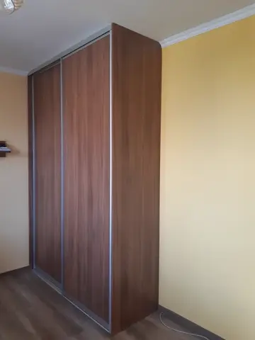 Šatníková skriňa na mieru, dvojdverová s dverami v dekore orech