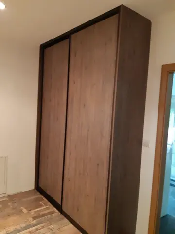 Šatníková skriňa na mieru, dvojdverová s dverami v dekore orech