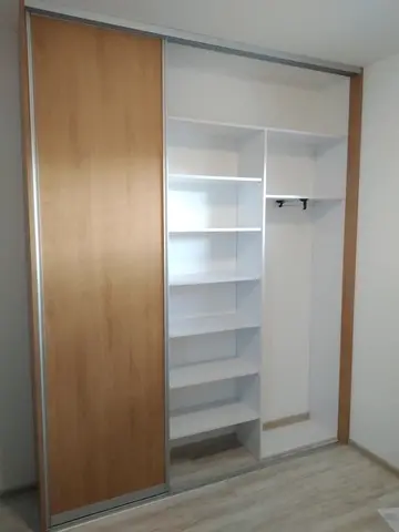 Šatníková skriňa na mieru s kombinovanou výplňou dverí v dekore buk