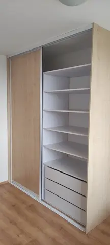 Šatníková skriňa na mieru, dvojdverová s dverami v dekore buk