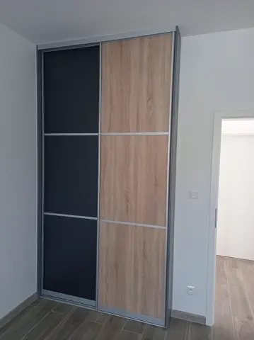 Šatníková skriňa na mieru, dvojdverová s kombinovanou výplňou dverí, kombinácia dekorov