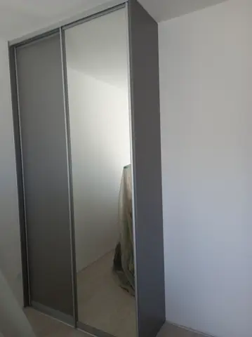 Šatníková skriňa na mieru, dvojdverová s kombinovanou výplňou dverí, sivá