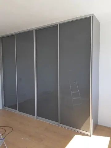 Šatníková skriňa na mieru, štvordverová so sklenenou výplňou, antracit