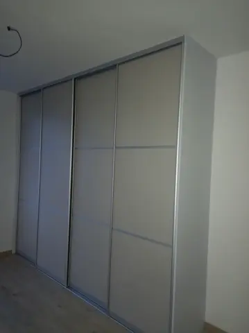 Šatníková skriňa na mieru, štvordverová so sklenenou výplňou, sivá