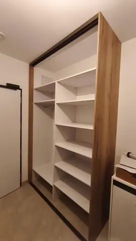 Šatníková skriňa na mieru v dekore dub