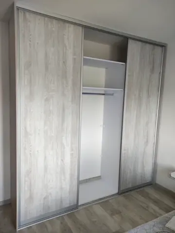 Šatníková skriňa na mieru, trojdverová s dverami v dekore javor
