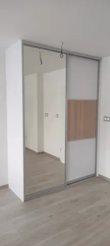 Šatníková skriňa na mieru, dvojdverová s kombinovanou výplňou dverí v dekore dub