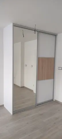 Šatníková skriňa na mieru, dvojdverová s kombinovanou výplňou dverí v dekore dub
