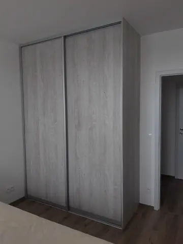 Šatníková skriňa na mieru do chodby a predsiene, dvojdverová s dverami v dekore dreva, sivá