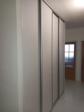Šatníková skriňa na mieru do chodby a predsiene, trojdverová so sklenenou výplňou, biela