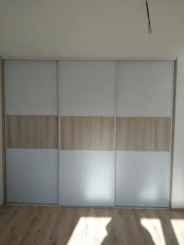 Šatníková skriňa na mieru do chodby a predsiene, trojdverová so sklenenou výplňou, biela