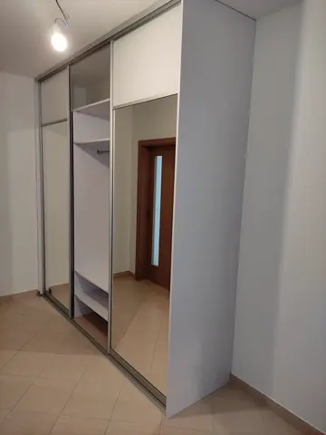 Šatníková skriňa na mieru do chodby a predsiene, trojdverová s kombinovanou výplňou dverí, biela