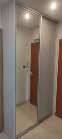 Šatníková skriňa na mieru do chodby a predsiene, dvojdverová s kombinovanou výplňou dverí, sivá