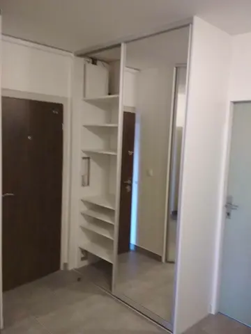 Šatníková skriňa na mieru do chodby a predsiene, dvojdverová so zrkadlovými dverami, biela