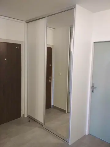 Šatníková skriňa na mieru do chodby a predsiene, dvojdverová s kombinovanou výplňou dverí, biela