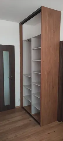 Šatníková skriňa na mieru do chodby a predsiene s dverami v dekore dub