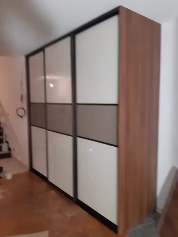 Šatníková skriňa na mieru do obývačky so sklenenou výplňou, kombinácia dekorov