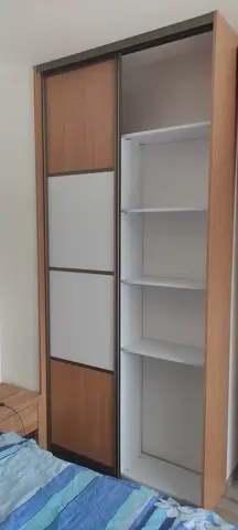 Šatníková skriňa na mieru do spálne, dvojdverová s kombinovanou výplňou dverí, kombinácia dekorov