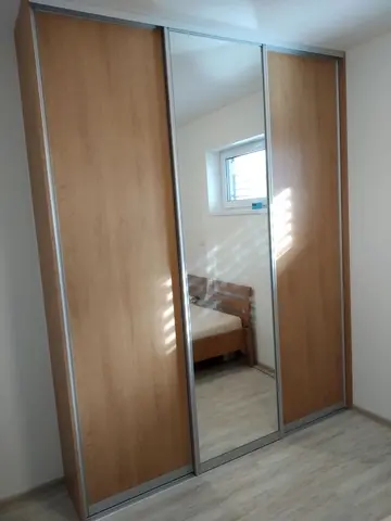 Šatníková skriňa na mieru do spálne, trojdverová s kombinovanou výplňou dverí v dekore buk