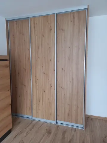 Šatníková skriňa na mieru do spálne, trojdverová s dverami v dekore dub
