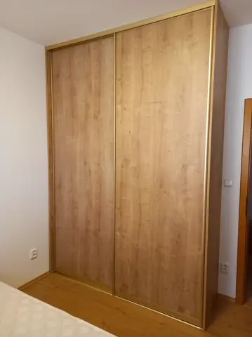 Šatníková skriňa na mieru do spálne, dvojdverová s dverami v dekore dub