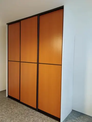 Šatníková skriňa na mieru do spálne, trojdverová s dverami v dekore dub