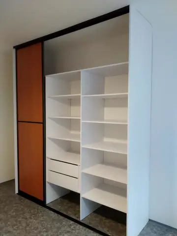 Šatníková skriňa na mieru do spálne s kombinovanou výplňou dverí v dekore dub