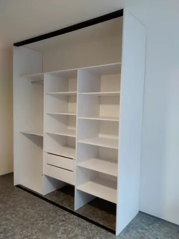 Šatníková skriňa na mieru do spálne s dverami v dekore dreva, biela