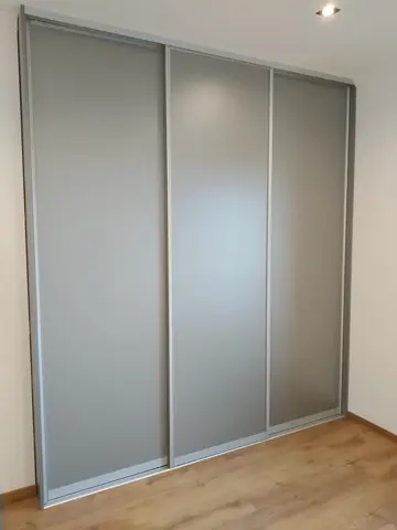 Šatníková skriňa na mieru do spálne, trojdverová so sklenenou výplňou, sivá