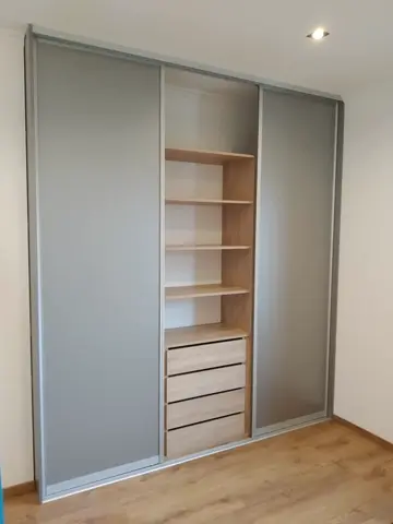 Šatníková skriňa na mieru do spálne, trojdverová s kombinovanou výplňou dverí, sivá
