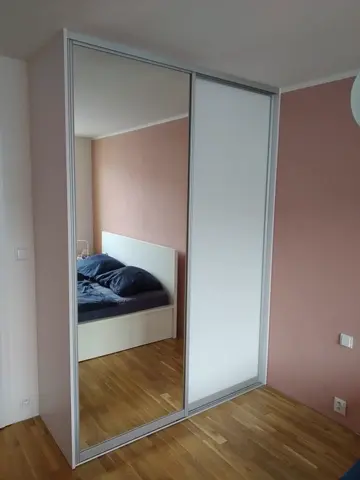 Šatníková skriňa na mieru do spálne, dvojdverová s kombinovanou výplňou dverí, biela