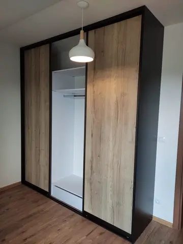 Šatníková skriňa na mieru do spálne, trojdverová s dverami v dekore dub