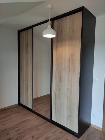 Šatníková skriňa na mieru do spálne, trojdverová s kombinovanou výplňou dverí v dekore dub