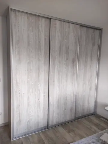 Šatníková skriňa na mieru do spálne, trojdverová s dverami v dekore javor