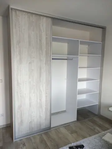 Šatníková skriňa na mieru do spálne s kombinovanou výplňou dverí, kombinácia dekorov