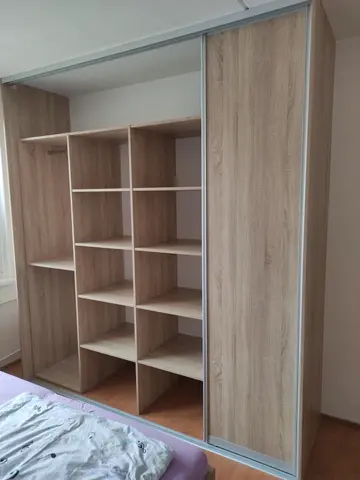 Šatníková skriňa na mieru do spálne, dvojdverová s dverami v dekore dub