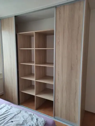 Šatníková skriňa na mieru do spálne, dvojdverová s dverami v dekore dub