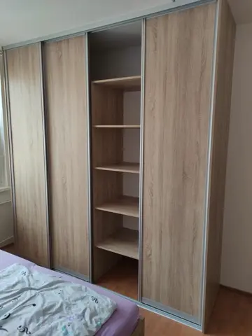 Šatníková skriňa na mieru do spálne, štvordverová s dverami v dekore dub