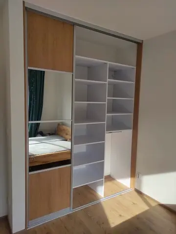 Šatníková skriňa na mieru do spálne s kombinovanou výplňou dverí, kombinácia dekorov