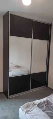 Šatníková skriňa na mieru do spálne, dvojdverová s kombinovanou výplňou dverí v tmavom dekore wenge