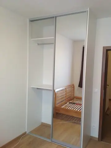 Šatníková skriňa na mieru do spálne, dvojdverová s kombinovanou výplňou dverí, biela