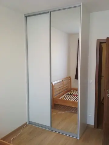 Šatníková skriňa na mieru do spálne, dvojdverová s kombinovanou výplňou dverí, biela