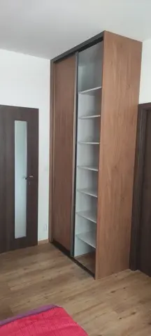 Šatníková skriňa na mieru do spálne, dvojdverová s dverami v dekore dub