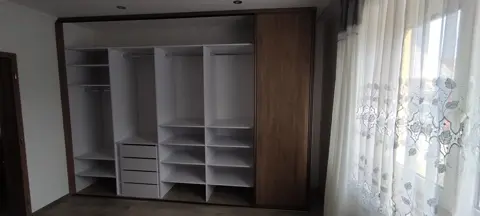 Šatníková skriňa na mieru do spálne v dekore orech