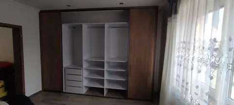 Šatníková skriňa na mieru do spálne v dekore orech
