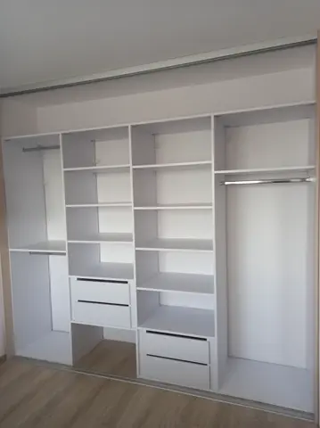 Vnútorné členenie skrine na mieru, biela