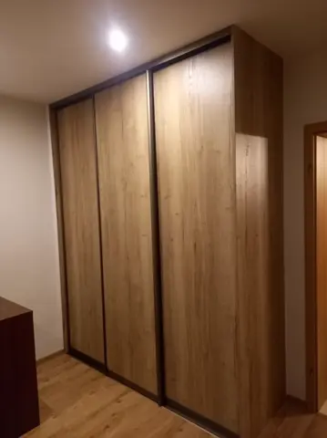 Vnútorné členenie skrine na mieru, sivá