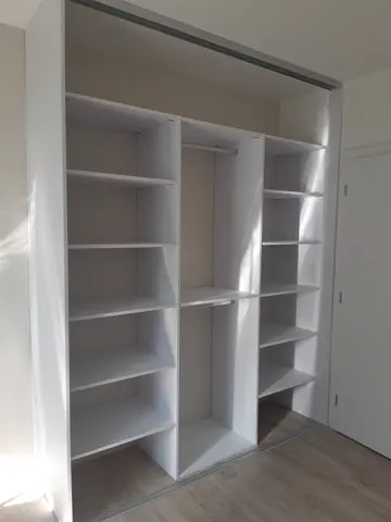 Vnútorné členenie skrine na mieru, biela
